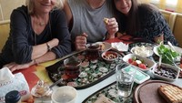 Bertemu dengan sang ibu dan saudaranya. Okan membagikan momen reunian mereka lengkap dengan secangkir teh dan beberapa makanan ringan. Foto: Instagram @okankornelius