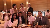 Bersama beberapa rekan artis lainnya, Okan hadir ke salah satu acara jamuan makan formal bersama Ramzi hingga Cita Citata. Foto: Instagram @okankornelius