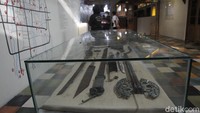 Lebih kurang terdapat 20 senjata tajam, berupa celurit, kapak dari gear motor, gergaji yang dibuat dari lempengan besi, sikat gigi yang dimodifikasi berbentuk runcing hingga pedang sepanjang 30 cm.