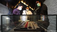 Pengunjung mengamati benda-benda yang dipamerkan pada Pameran tentang klitih bertajuk The Museum of Lost Space di Galeri Lorong Jalan Nitiprayan, Kasihan, Kabupaten Bantul, Yogyakarta, Sabtu (13/3/2021).