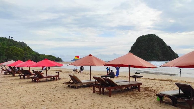 Pantai Pulau Merah, di Kecamatan Pesanggaran Banyuwangi