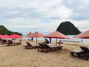 Pantai Pulau Merah Sepi Pengunjung Saat Libur Panjang, Diduga soal Isu Tsunami