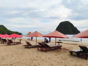 Pantai Pulau Merah Sepi Pengunjung Saat Libur Panjang, Diduga soal Isu Tsunami