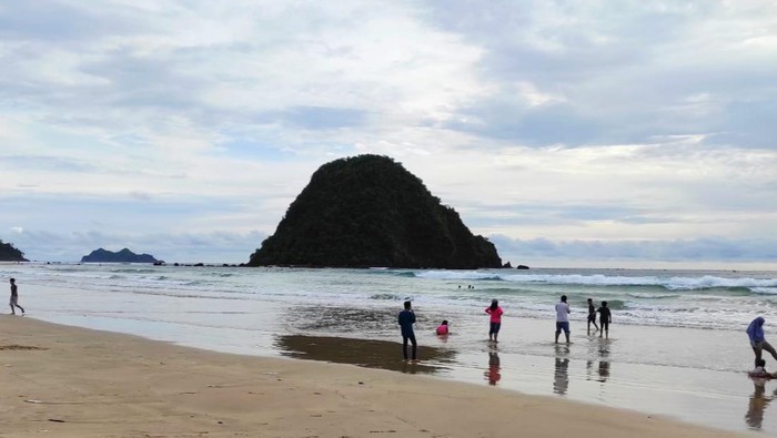 Pantai Pulau Merah, di Kecamatan Pesanggaran Banyuwangi