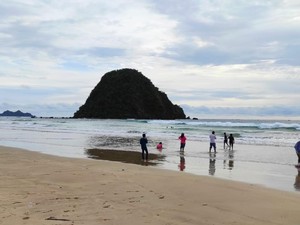 Harga dan Fasilitas Pulau Merah 2024, Panorama Sunset Selatan Banyuwangi