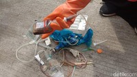 Limbah medis itu berupa bekas jarum suntik, botol obat, maupun infus.