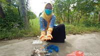 Sampah medis itu dimasukkan dalam kantung plastik kresek.