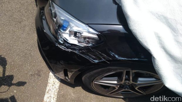 Penampakan mobil mercy yang tabrak lari pesepeda di bundaran HI (Adhyasta/detikcom)