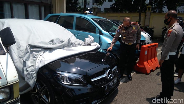 Penampakan mobil mercy yang tabrak lari pesepeda di bundaran HI (Adhyasta/detikcom)