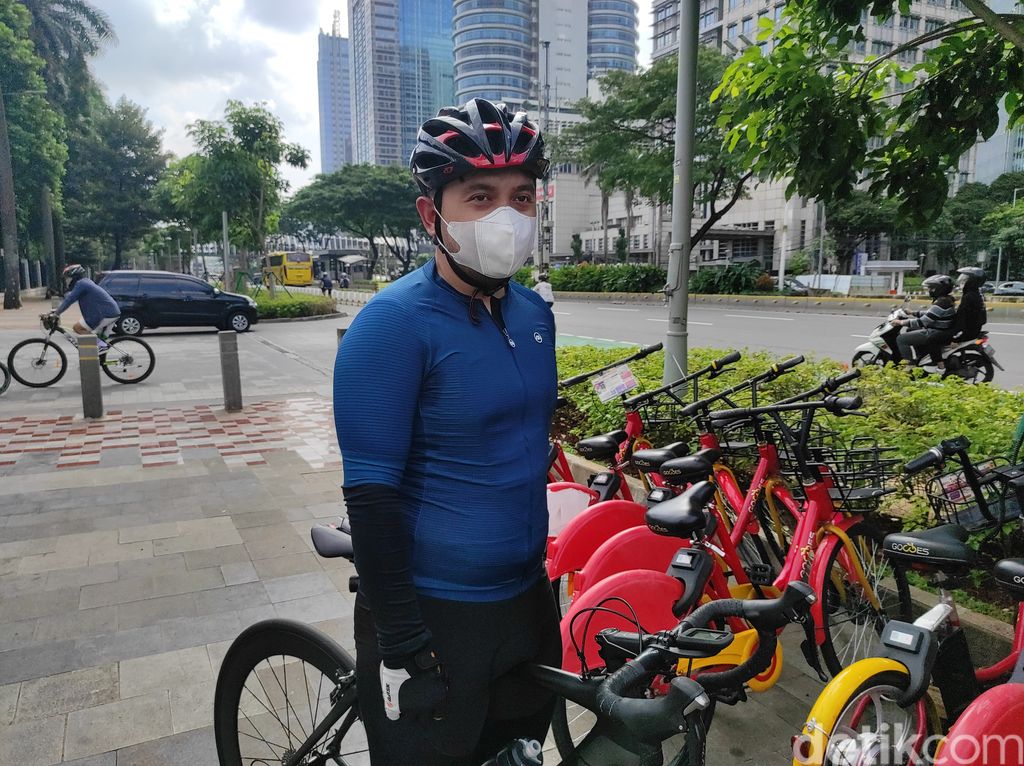 Pesepeda roadbike di Jl Jenderal Sudirman-MH Thamrin. (Azhar/detikcom)