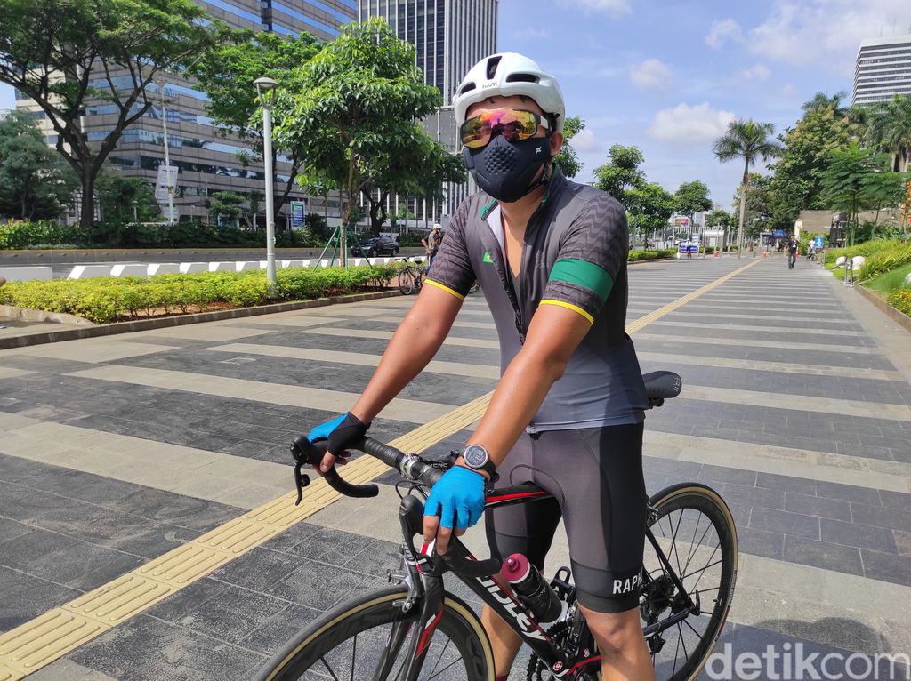 Pesepeda roadbike di Jl Jenderal Sudirman-MH Thamrin. (Azhar/detikcom)