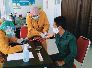 Polsek Labuapi Kawal Vaksinasi COVID-19 bagi Pedagang & Perangkat Desa