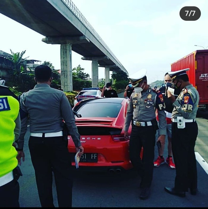 Polisi tilang pengemudi Porsche yang ugal-ugalan (Istimewa)