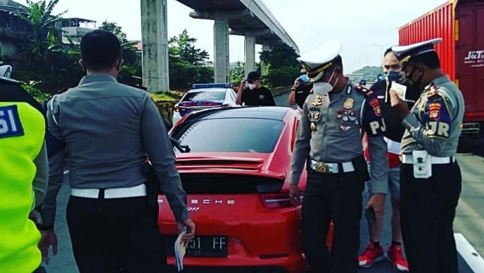 Polisi tilang pengemudi Porsche yang ugal-ugalan (Istimewa)