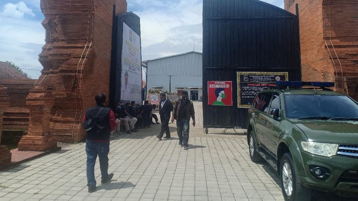Polisi-TNI dan Pamter Jaga Pintu Gerbang Acara Parapatan Luhur PSHT Di Madiun