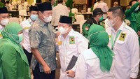 Ketum Suharso Monoarfa berbincang dengan Anggota Majelis Kehormatan PPP Djan Faridz. Foto: dok. PPP