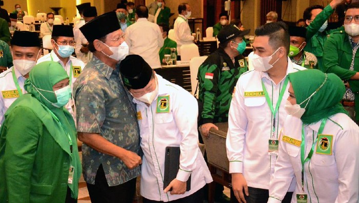 Potret Konsolidasi PPP Menuju Pemilu 2024 Ketua Umum Partai Persatuan Pembangunan (PPP) Suharso Monoarfa berpelukan dengan Anggota Majelis Kehormatan PPP Djan Faridz disaksikan Ketua Bidang Fungsional PPP Rendhika Deniardy (kedua kanan) disela Rapimnas dan rapat kordinasi pengurus harian di Jakarta, Jumat (12/3). Rapimnas I ini digelar sebagai langkah awal konsolidasi PPP menuju Pemilu 2024.