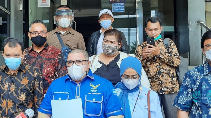 Razman Nasution (kemeja biru)/(Yogi-detikcom)