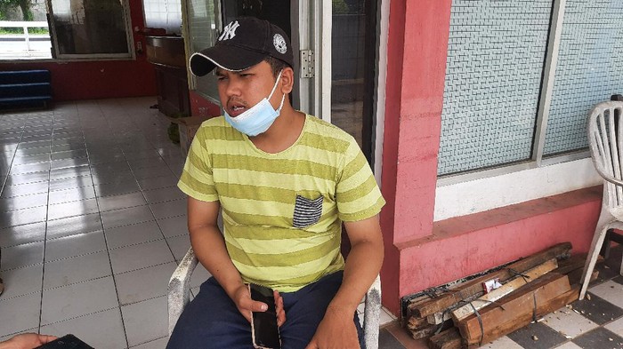 Salah satu anak pemilik rumah yang aksesnya ditutup tembok, Acep (Fathan-detikcom)