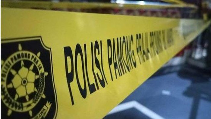 Satpol PP DKI Jakarta saat menyegel kafe yang melanggar aturan PPKM mikro