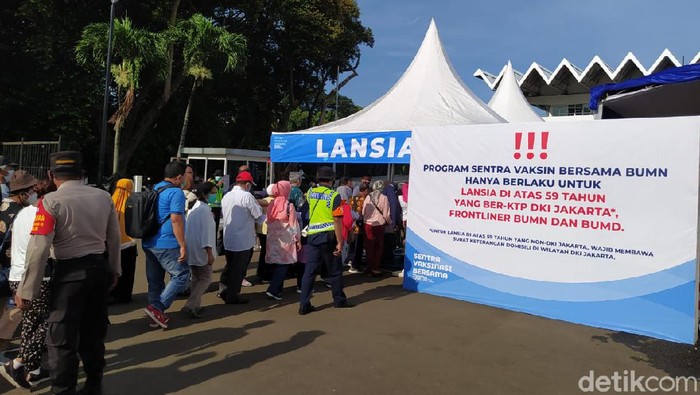 Sentra Vaksinasi Bersama Simpang siur informasi tentang Sentra Vaksinasi Bersama membuat beberapa lansia dari luar DKI ikut datang ke Senayan