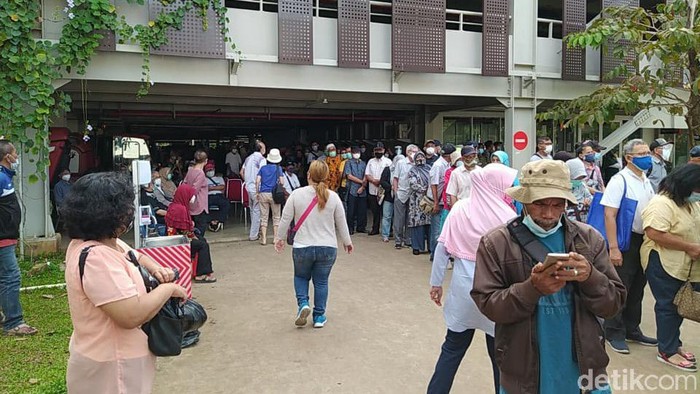 Sentra Vaksinasi Bersama Para lansia mengantre di Sentra Vaksinasi Bersama