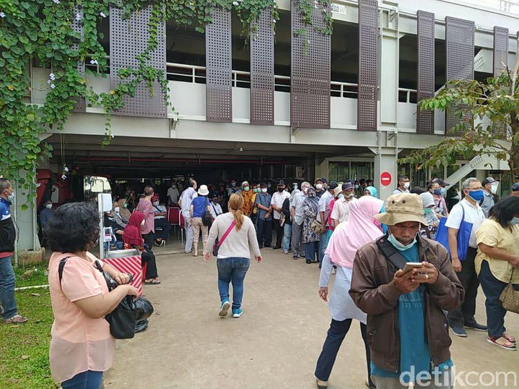 Semrawut Info Sentra Vaksinasi di Istora, Bikin Bingung Lansia Luar DKI