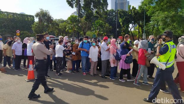 Para lansia mengantre di Sentra Vaksinasi Bersama