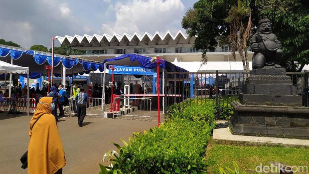 Gate B Istora Senayan untuk sentra vaksinasi bersama bumn