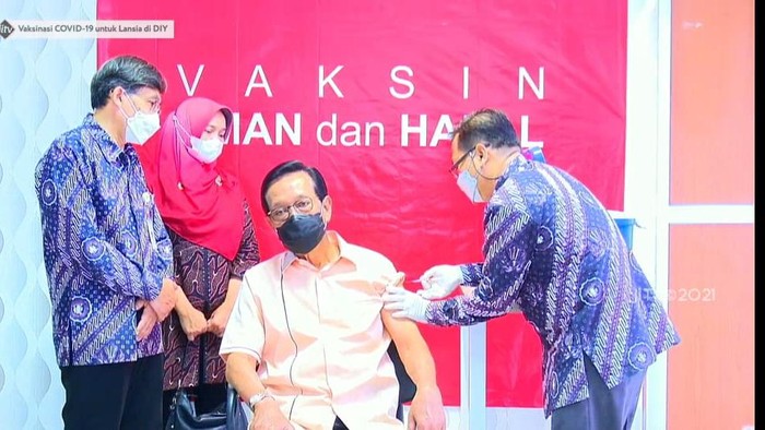 Sri Sultan Hamengku Buwono X saat disuntik vaksin Corona di RSUP Dr Sardjito, Sabtu (13/3/2021)