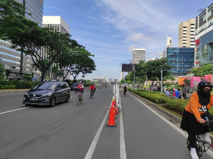 Suasana jalur sepeda permanen di Jalan Sudirman, Jakarta, Sabtu (13/3/2021)/(Azhar-detikcom)