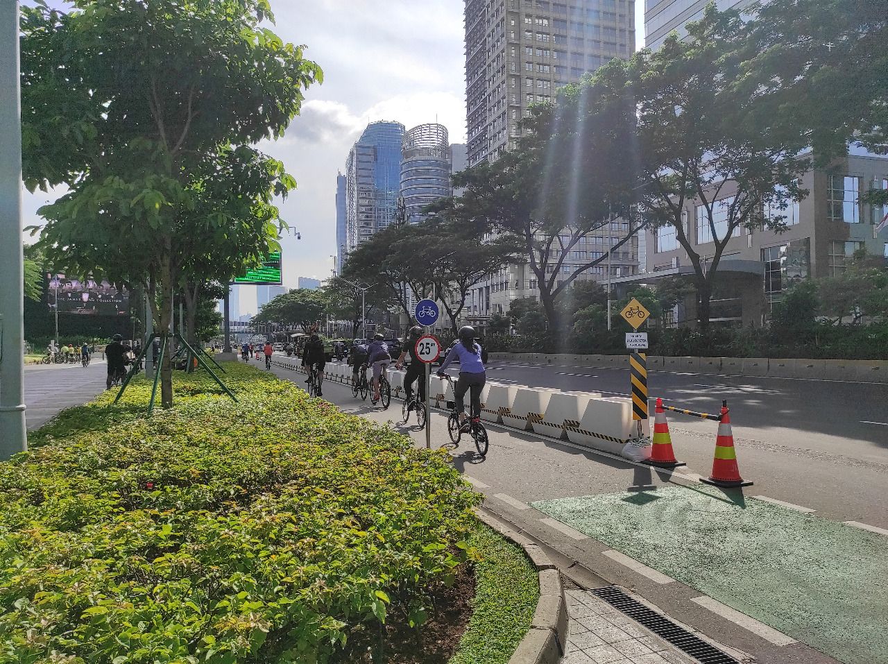 Suasana jalur sepeda permanen di Jalan Sudirman, Jakarta, Sabtu (13/3/2021)/(Azhar-detikcom)