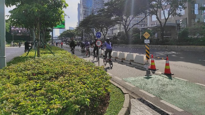 Suasana jalur sepeda permanen di Jalan Sudirman, Jakarta, Sabtu (13/3/2021)/(Azhar-detikcom)