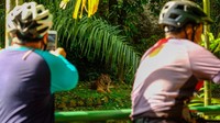 Ada juga yang melihat satwa di Ragunan serta memotretnya. Yang perlu dicatat, pengunjung dilarang memberi makan kepada satwa di Ragunan. (Foto: Andhika Prasetia-detikcom)