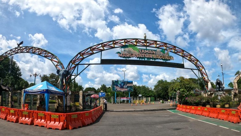 Suasana Ragunan saat kembali dibuka untuk umum Taman Margasatwa Ragunan kembali dibuka untuk umum setelah tutup sejak Desember 2020
