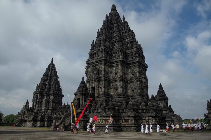 Umat Hindu berjalan menuju candi saat upacara Tawur Agung Kesanga di Candi Prambanan, Sleman, DI Yogyakarta, Sabtu (13/3/2021). Prosesi Tawur Agung Kesanga yang digelar secara terbatas karena pandemi COVID-19 tersebut merupakan rangkaian perayaan Hari Raya Nyepi tahun baru Saka 1943. ANTARA FOTO/Hendra Nurdiyansyah/foc.