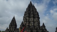 Candi Prambanan sangat kental juga dengan mitos putus cinta. KAtanya bila ada pasangan yang liburan ke sini, tidak akan jadi menikah alias putus. (ANTARA FOTO/Hendra Nurdiyansyah)