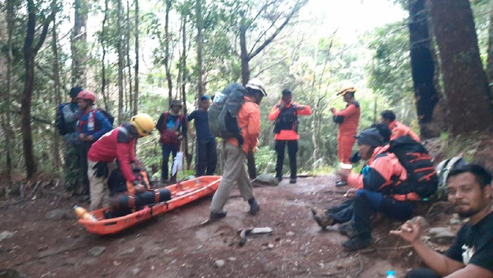 Tim Basarnas Makassar menuju lokasi terjatuhnya pendaki (dok. Basarnas Makassar)