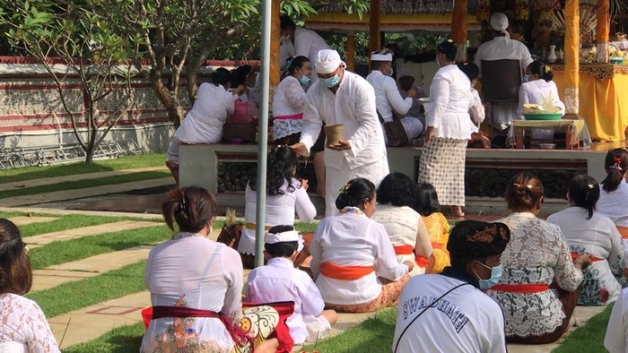 Umat Hindu di Pure Segara Kenjeran, Surabaya menggelar ibadah Tawur Kesanga di tengah pandemi COVID-19