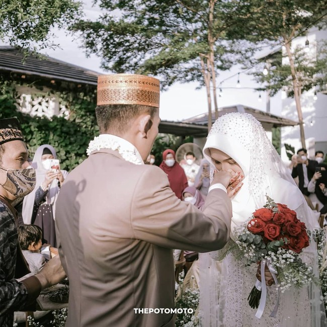 Sebelumnya nama Jihan Salsabila sempat menjadi sorotan setelah dirinya mengunggah momen bahagia dirinya di TikTok. Dalam unggahan tersebut Jihan tampak memamerkan cincin tanda bukti keseriusan ustaz Syam kepada dirinya. Foto: Instagram/@thepotomoto