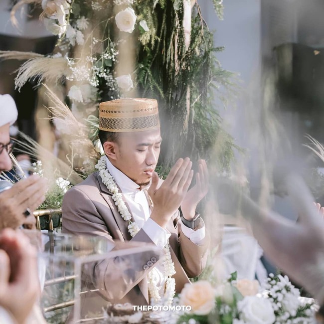 Sementara Ustaz Syam terlihat mengenakan jas berwarna coklat yang dipadukan dengan kemeja putih sebagai dalamannya. Penampilannya itu dilengkapi dengan peci berwarna senada. Foto: Instagram/@thepotomoto