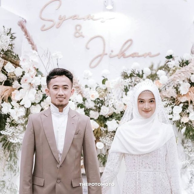 Pernikahan Ustaz Syam dan Jihan Salsabila dilangsungkan pada Jumat (13/3/21). Pembawa acara Islam Itu Indah akhirnya melepas masa lajangnya dengan menikahi selebgram Jihan Salsabila melalui proses taaruf. Foto: Instagram/@thepotomoto