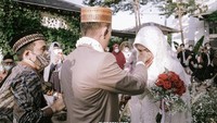 Resmi menjadi suami, barulah ustaz Syam dipertemukan dengan pengantin perempuan, Jihan Salsabila. Foto: Deden Darmansyah/THEPOTOMOTO