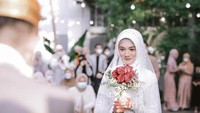 Ustaz Syam terlihat mengenakan jas berwarna abu-abu dan peci berwarna emas. Foto: Deden Darmansyah/THEPOTOMOTO