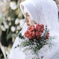 Sebelum melakukan pernikahan, Ustaz Syam sendiri sempat membagikan momen prosesi Mappacci di Instagramnya. Mapacci sendiri merupakan prosesi khas adat Bugis Makassar yang biasa dilangsungkan sebelum pernikahan. Foto: Instagram/@thepotomoto