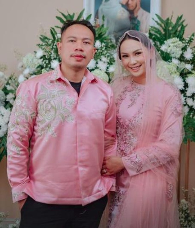 Pernikahan antara Vicky Prasetyo dan Kalina Ocktaranny beberapa waktu lalu sempat menghebohkan publik. Sebelumnya Vicky sendiri sudah beberapa kali menikah, salah satunya dengan Angel Lelga. Tak hanya Vicky, Kalina juga sebelumnya sudah pernah menikah dengan Deddy Corbuzier. Foto: YouTube