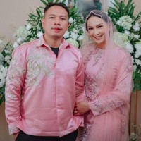 Pernikahan antara Vicky Prasetyo dan Kalina Ocktaranny beberapa waktu lalu sempat menghebohkan publik. Sebelumnya Vicky sendiri sudah beberapa kali menikah, salah satunya dengan Angel Lelga. Tak hanya Vicky, Kalina juga sebelumnya sudah pernah menikah dengan Deddy Corbuzier. Foto: YouTube