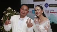 Vicky Prasetyo dan Kalina Oktarani memamerkan cincin kawinnya. Foto: Desi Puspasari