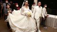 Setelah akad nikah, Vicky Prasetyo dan Kalina Oktarani menggelar resepsi pernikahan yang dihadiri sedikit tamu. Foto: Desi Puspasari