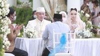 Setelah beberapa kali sempat tertunda, Vicky Prasetyo resmi menikahi Kalina Oktarani pada Maret 2021. Foto: Desi Puspasari